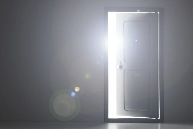 光が差し込む扉