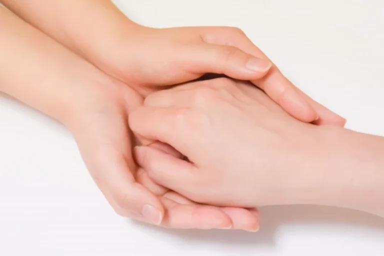 手を包み込んでいる様子