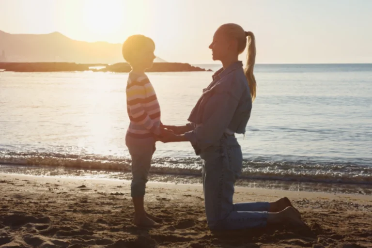 お母さんと息子が手を取り合っているところ