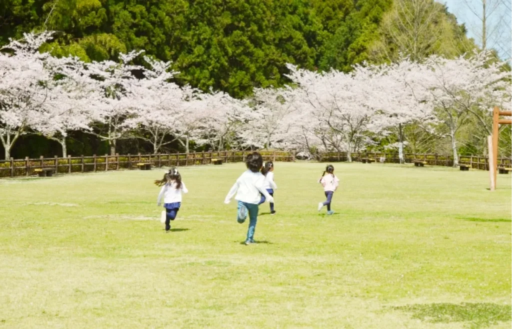 子どもが走っている後ろ姿