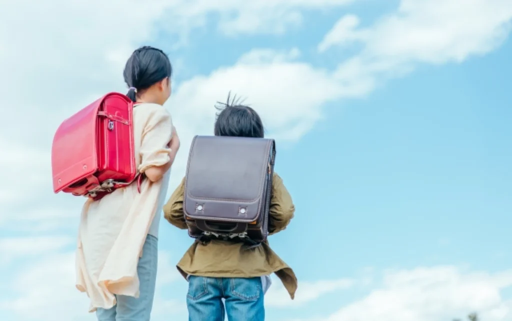 ランドセルを背負った兄弟の後ろ姿