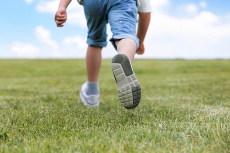 子どもの後ろ姿