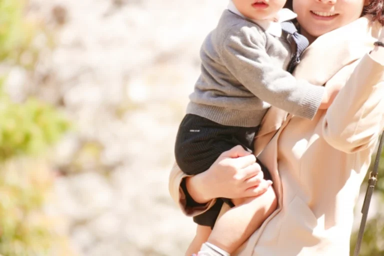 お母さんがこどもを抱っこしているところ