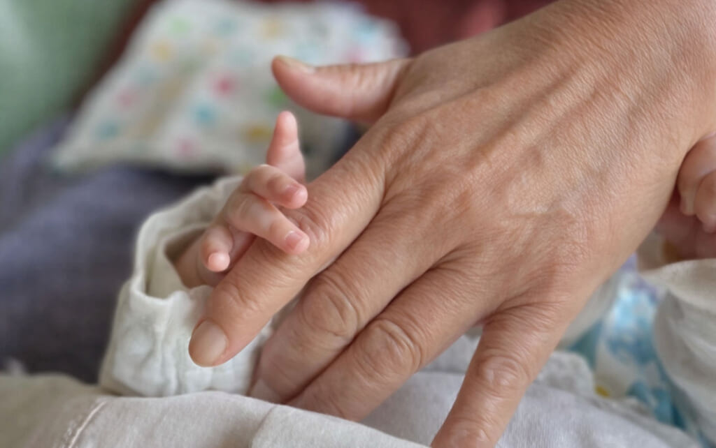 おばあちゃんの手と赤ちゃんの手