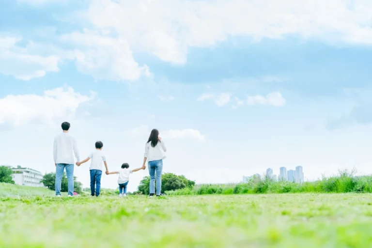 青空の下家族4人の後ろ姿