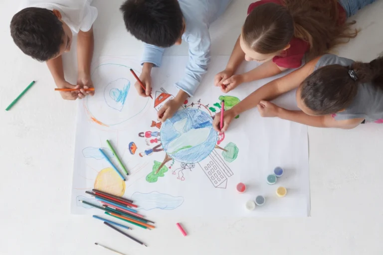 子どもたちが地球の絵を描いているところ