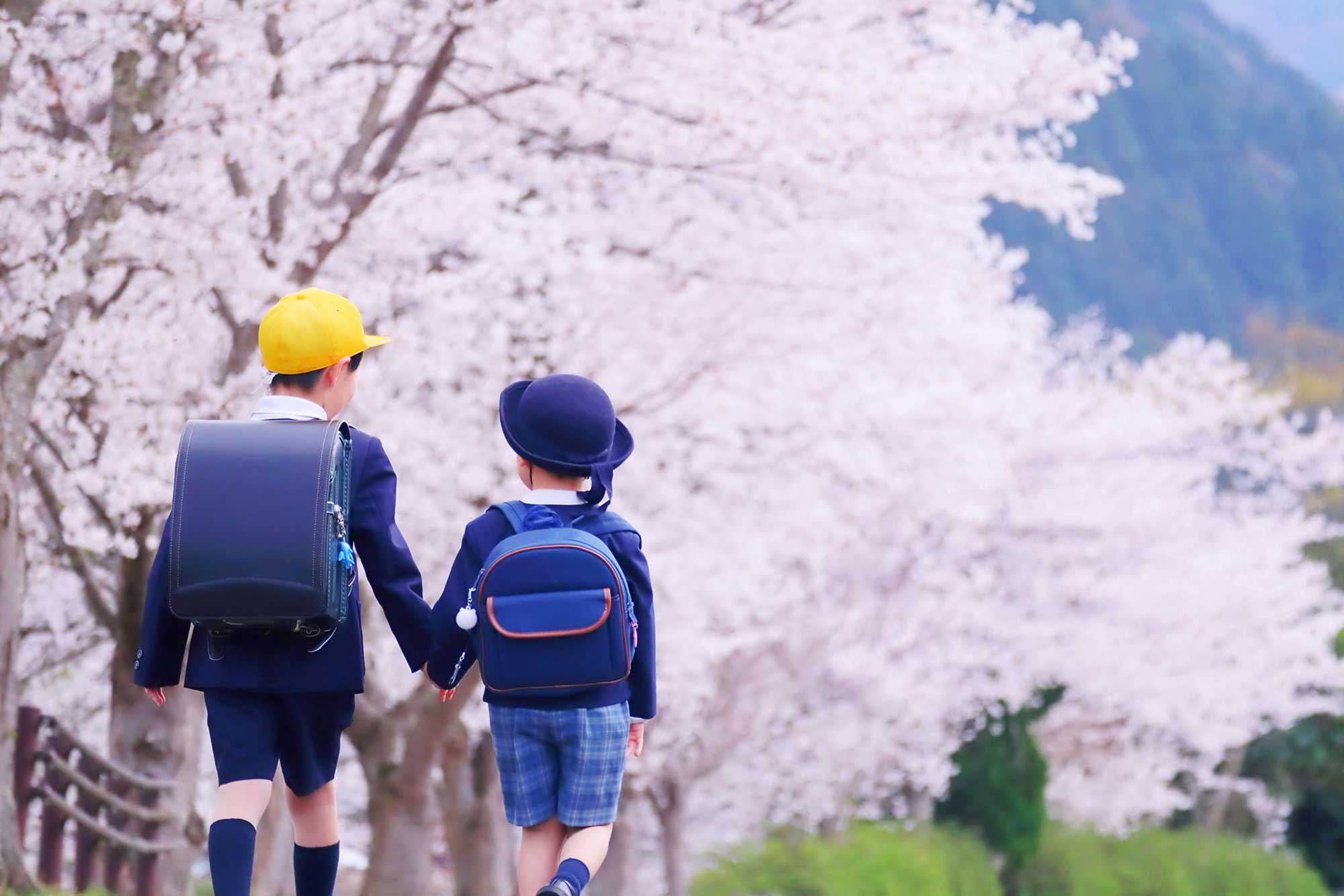 小学生と幼稚園生の帰り道