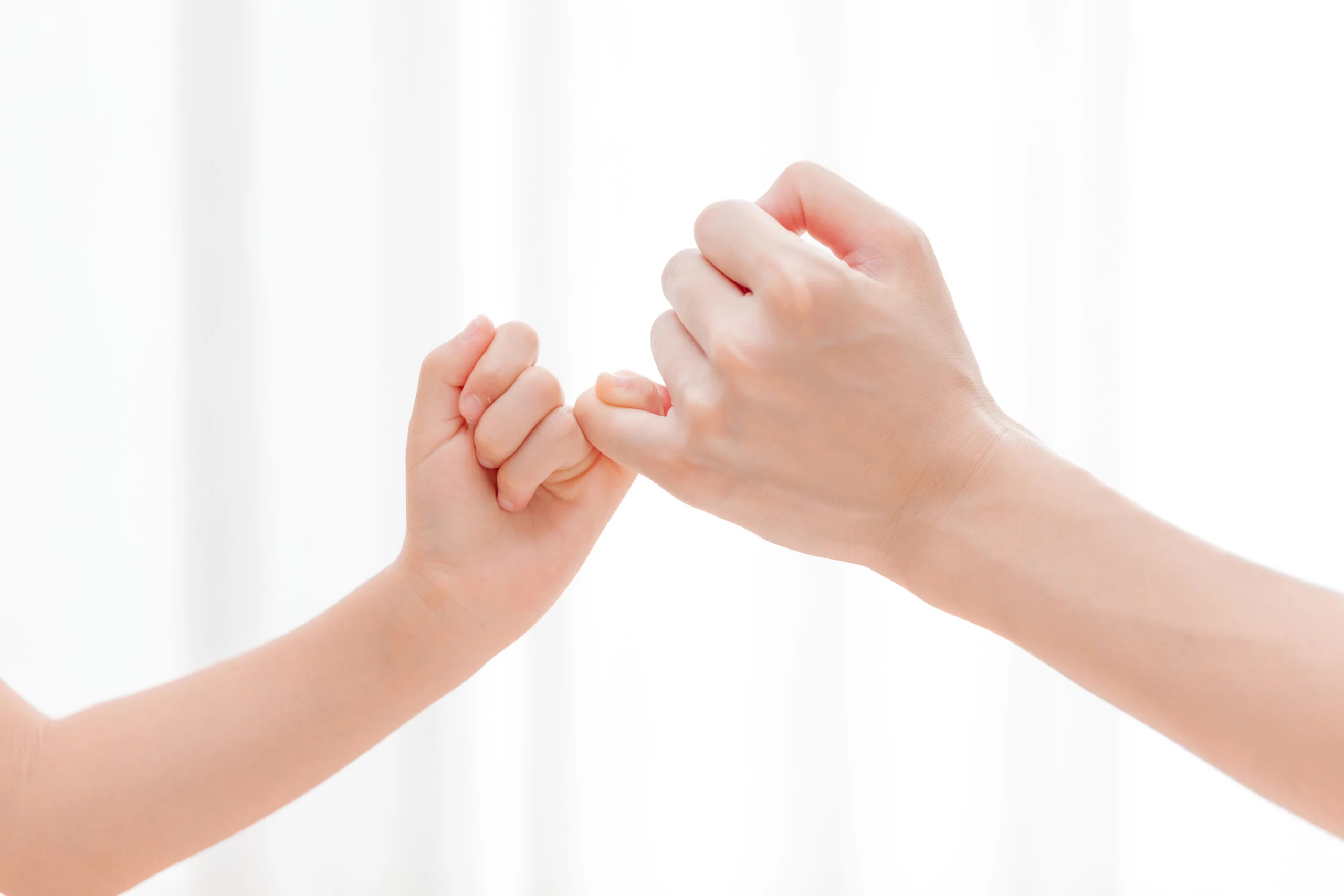 親子が指切りをする様子