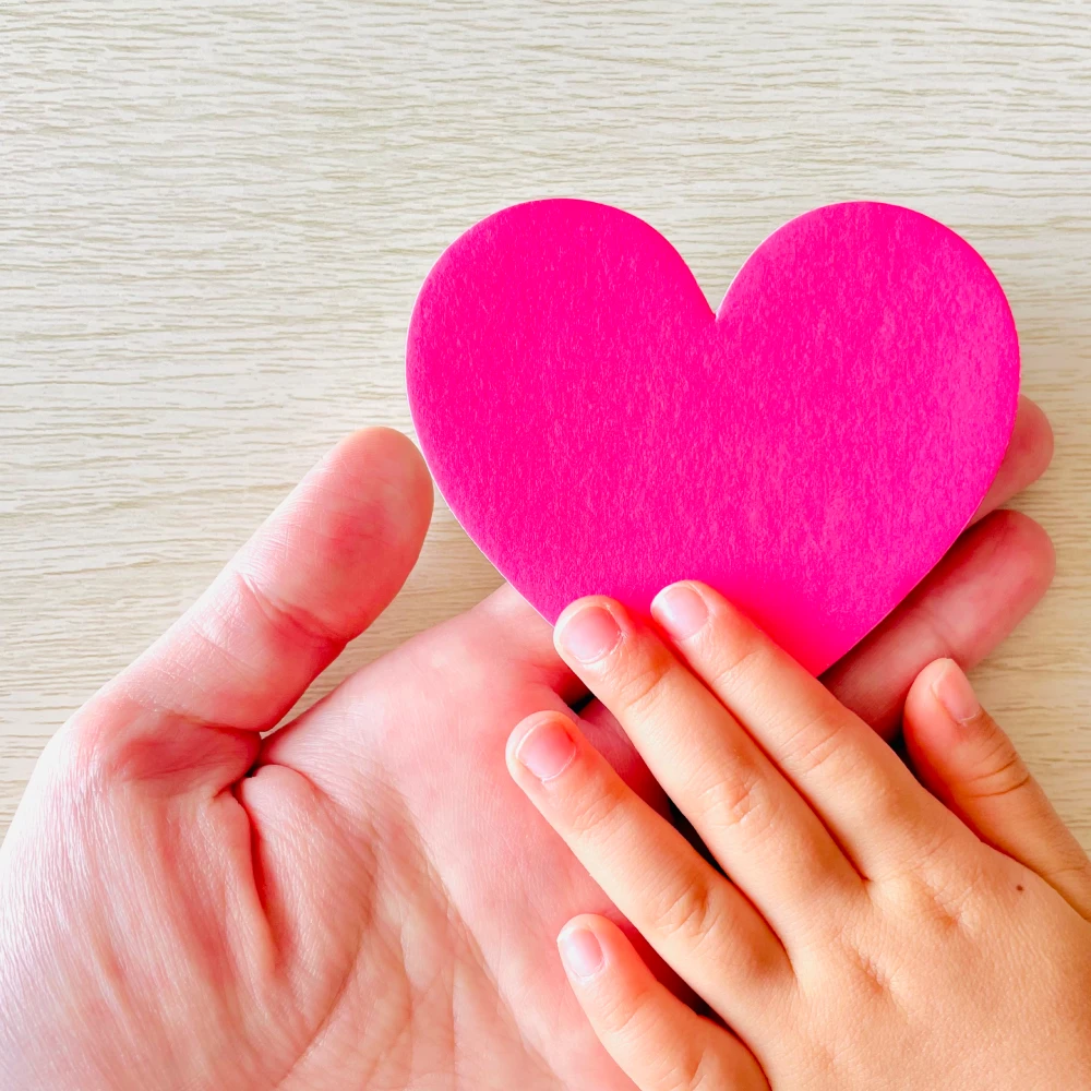 ハートに手を合わせる手