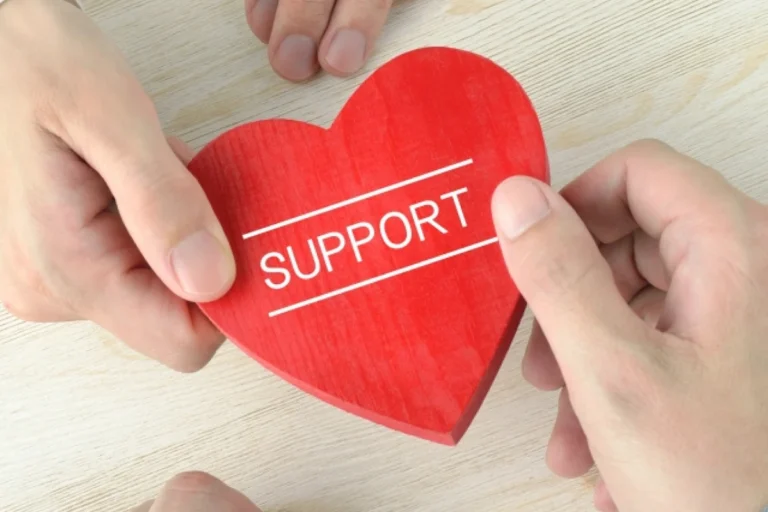 サポートを表すハートを手から手へ
