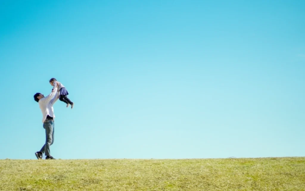 お父さんが高い高いをしているところ