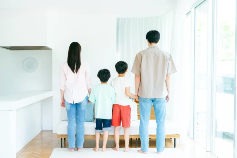 四人家族の後ろ姿