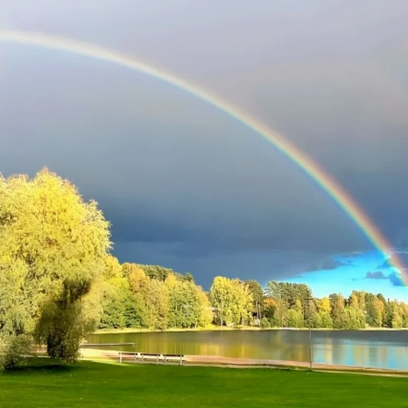 湖畔に虹がかかっている風景