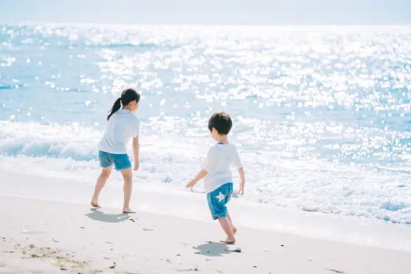 海で子どもが遊ぶところ
