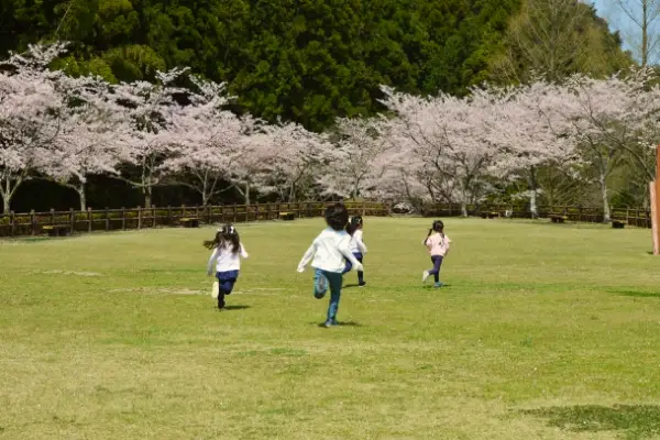 子どもが走っている後ろ姿