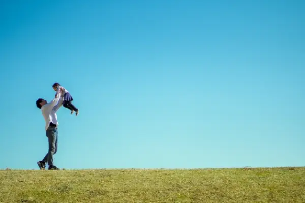 お父さんが高い高いをしているところ