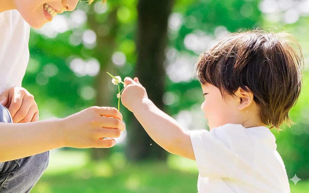 両親と遊ぶ子どもの姿