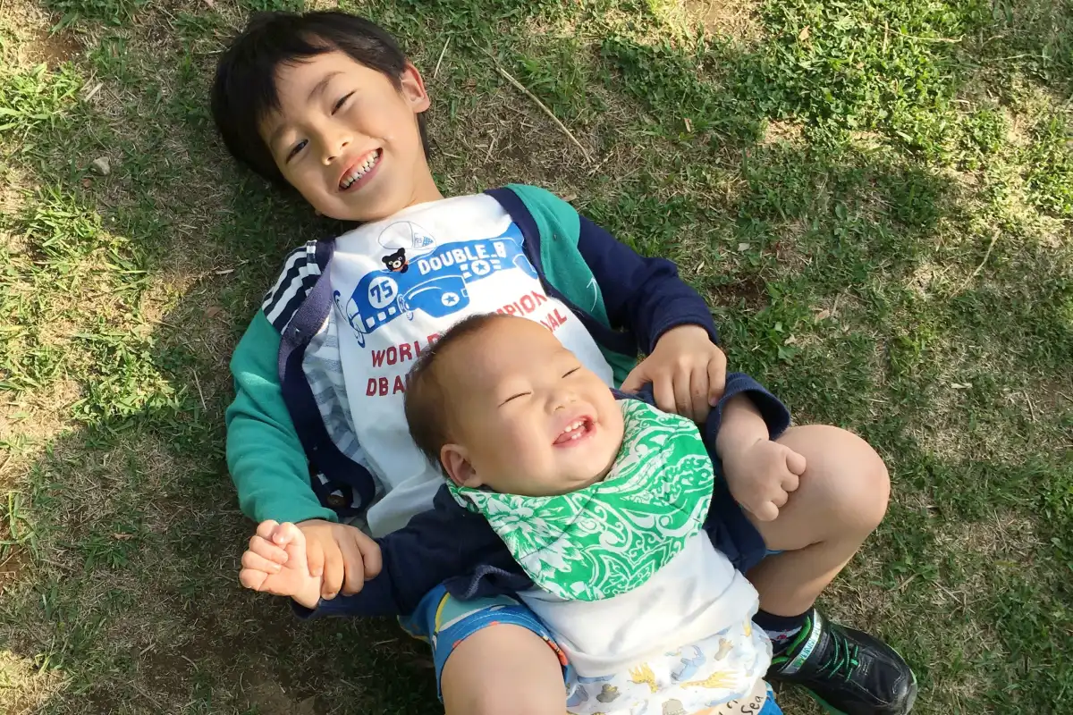 兄弟が寝転んでいるところ