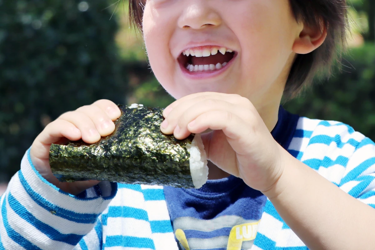 おにぎりを食べる子ども