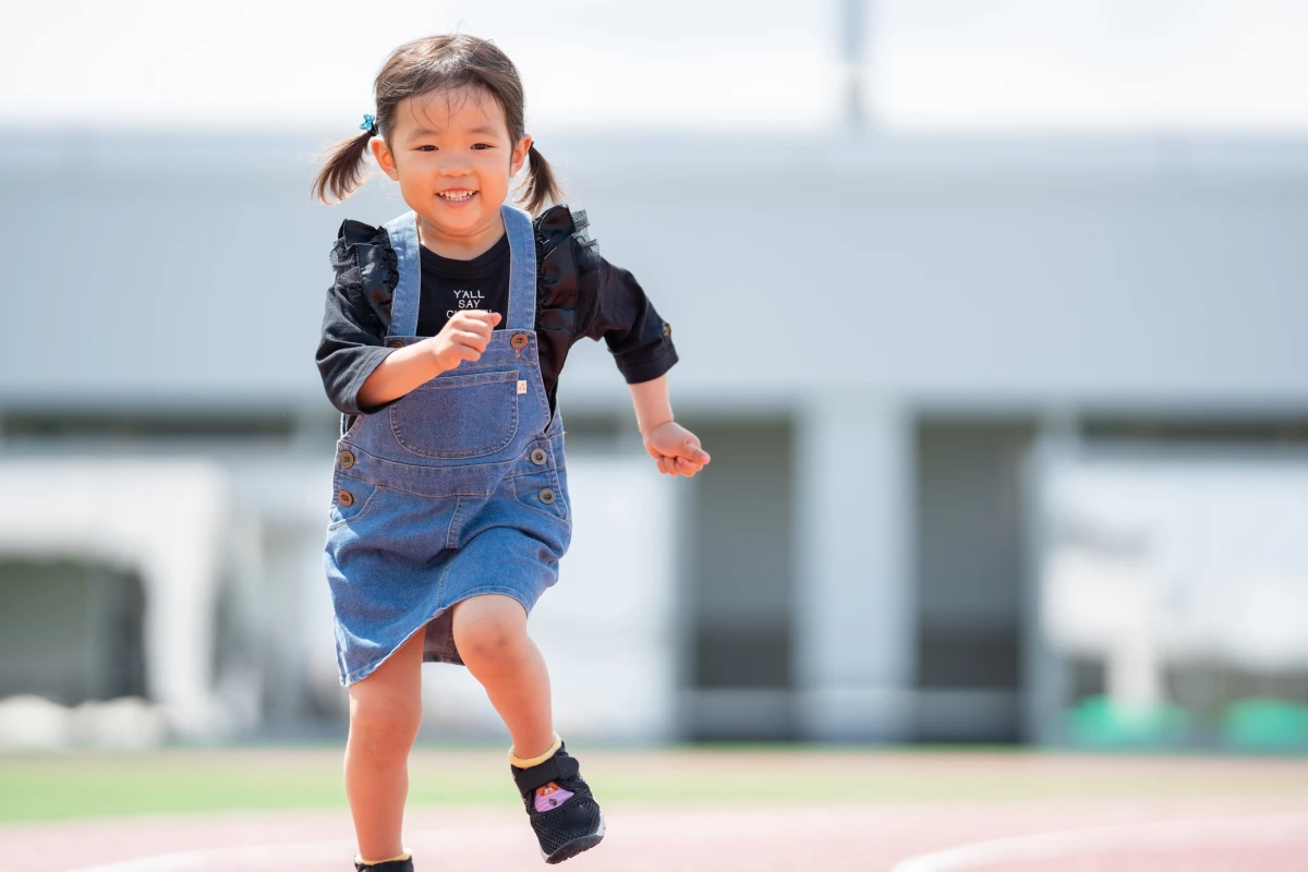 子どもが走ってくるところ