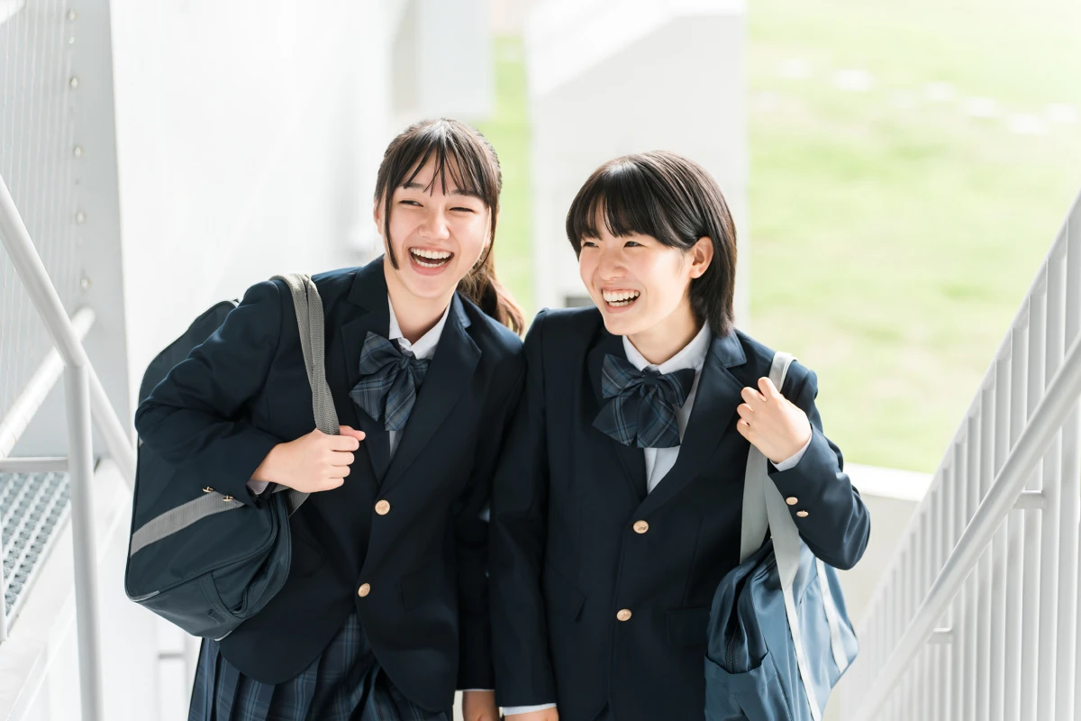 女子中学生が友達と一緒に笑っているところ