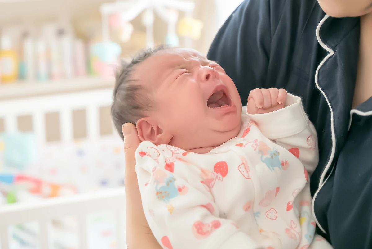 泣いている赤ちゃん